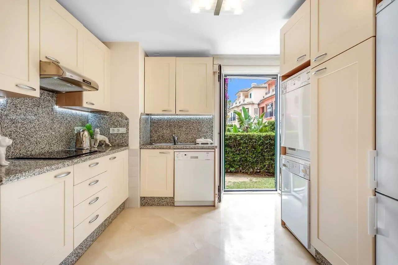 Yolo Spaces - Sotogrande - Puerto Boutique Apartment Španělsko