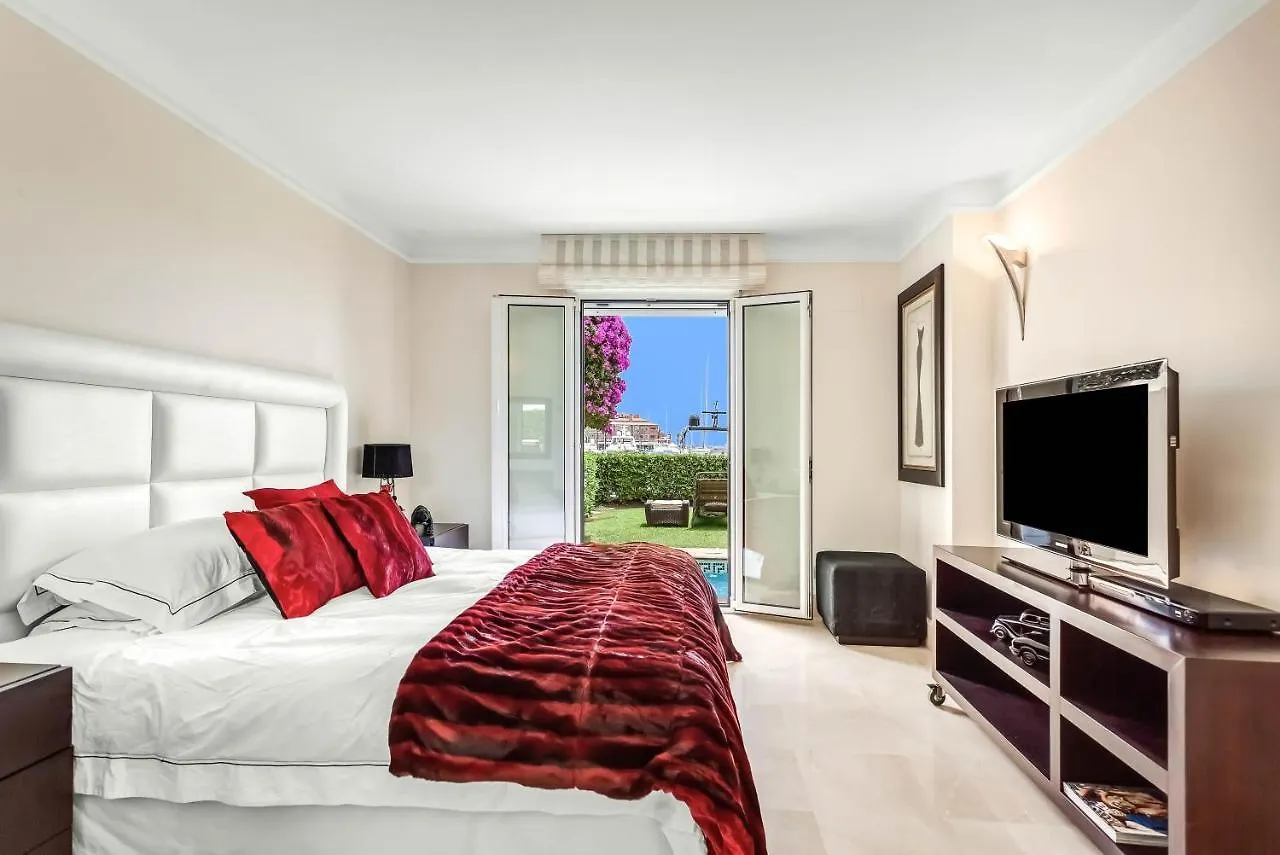 Yolo Spaces - Sotogrande - Puerto Boutique Apartment 0*,  Španělsko