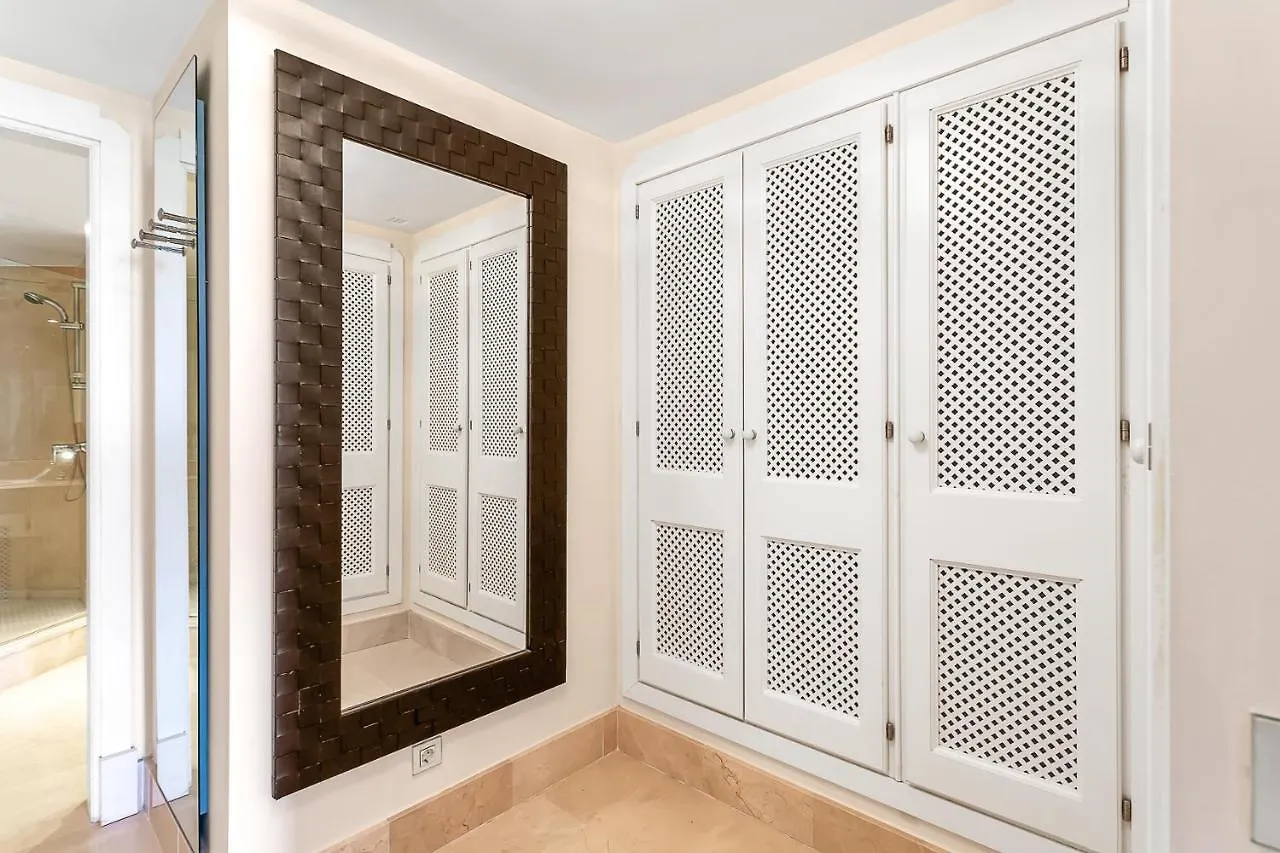 Yolo Spaces - Sotogrande - Puerto Boutique Apartment 0*,