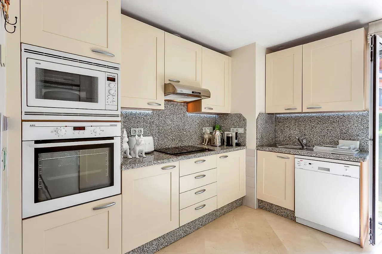 Yolo Spaces - Sotogrande - Puerto Boutique Apartment