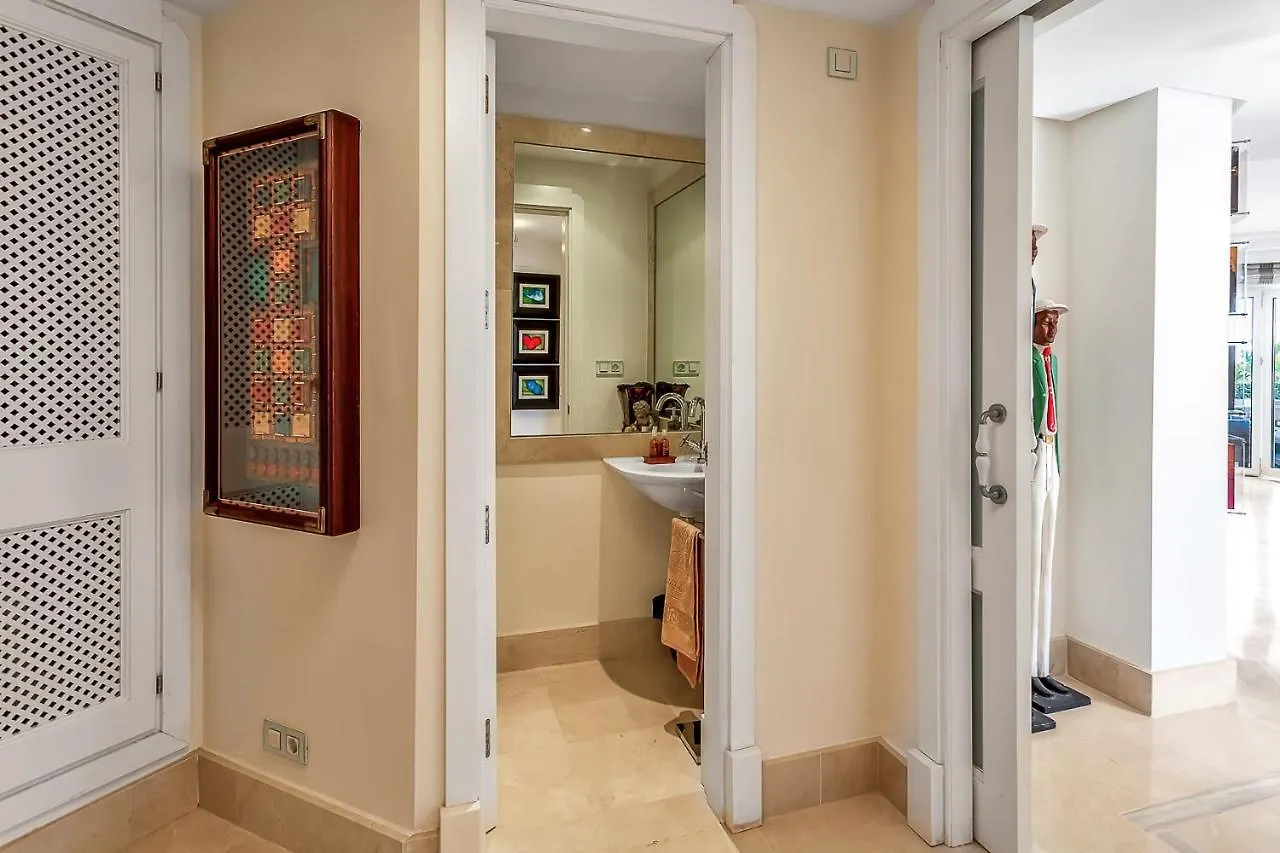Yolo Spaces - Sotogrande - Puerto Boutique Apartment 0*,  Španělsko