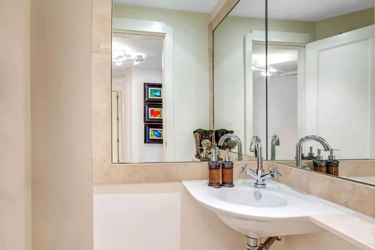 Yolo Spaces - Sotogrande - Puerto Boutique Apartment 0*,  Španělsko