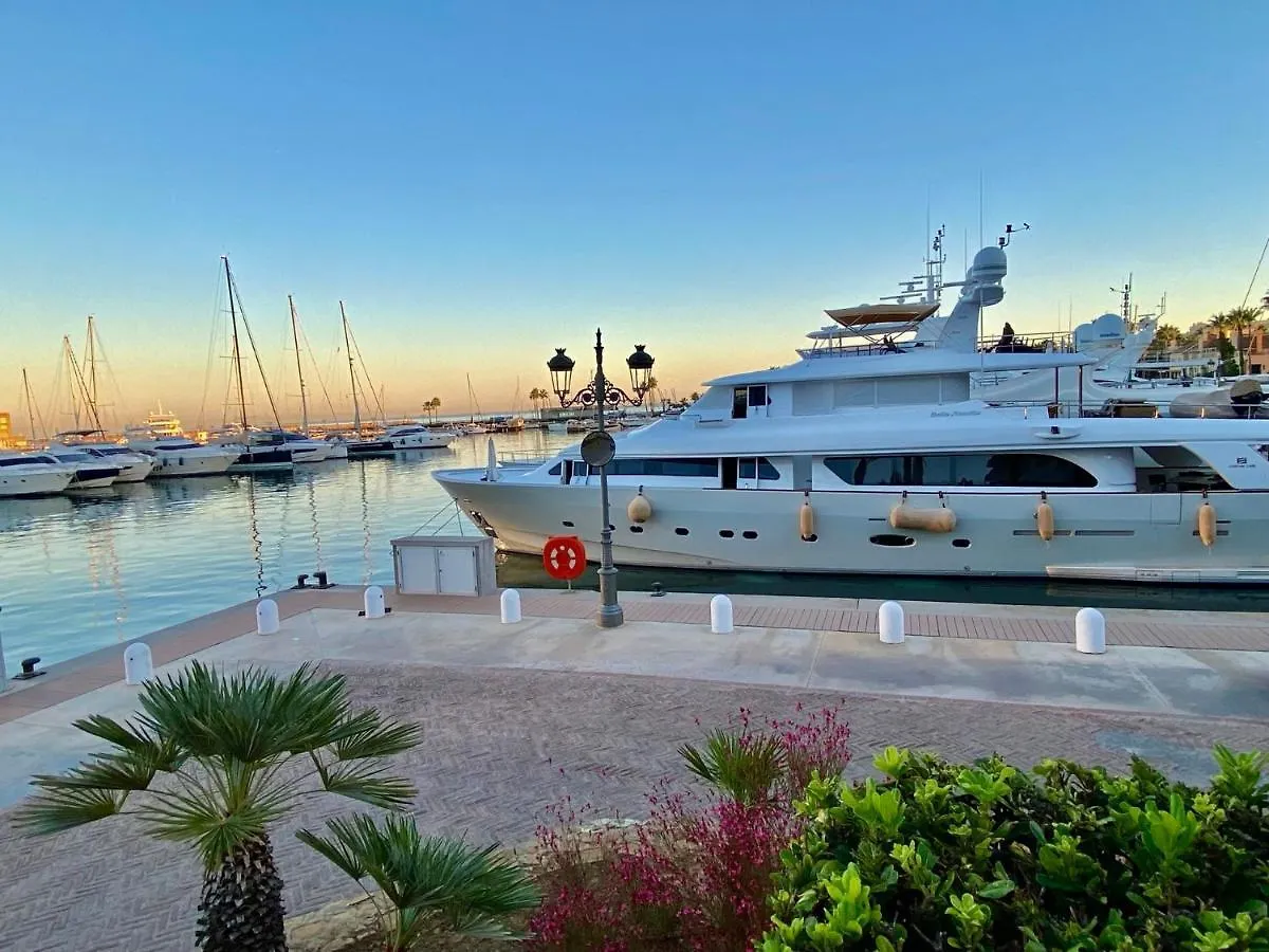Yolo Spaces - Sotogrande - Puerto Boutique Apartment 0*,